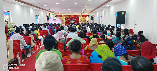 Large gathering join in celebrating the Birthday 2022 of Bro Andrew Richard with grandnuer at Prayer Centre, Budigere in Bangalore on July 17th along with large devotees and members of Grace Ministry.